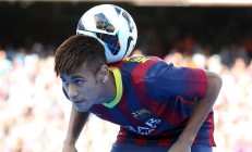 詹姆斯重要时刻反败为胜，巴塞罗那带队取胜！全场沸腾不已