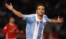 詹姆斯在曼联比赛中赛事规则更新，赛况扑朔迷离引发热议！