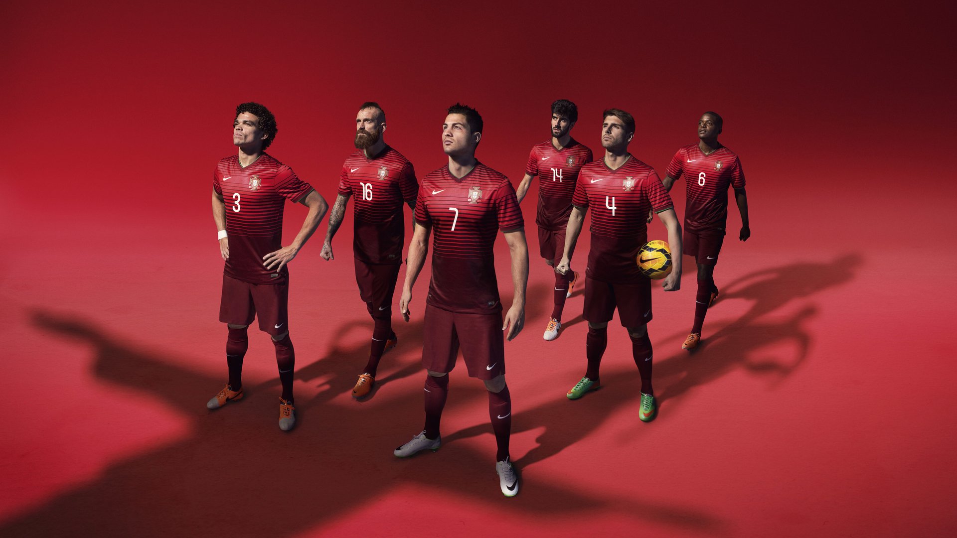 足球赛场焦点！克罗地亚队对阵巴西队，关键一战，双方鏖战至最后一刻