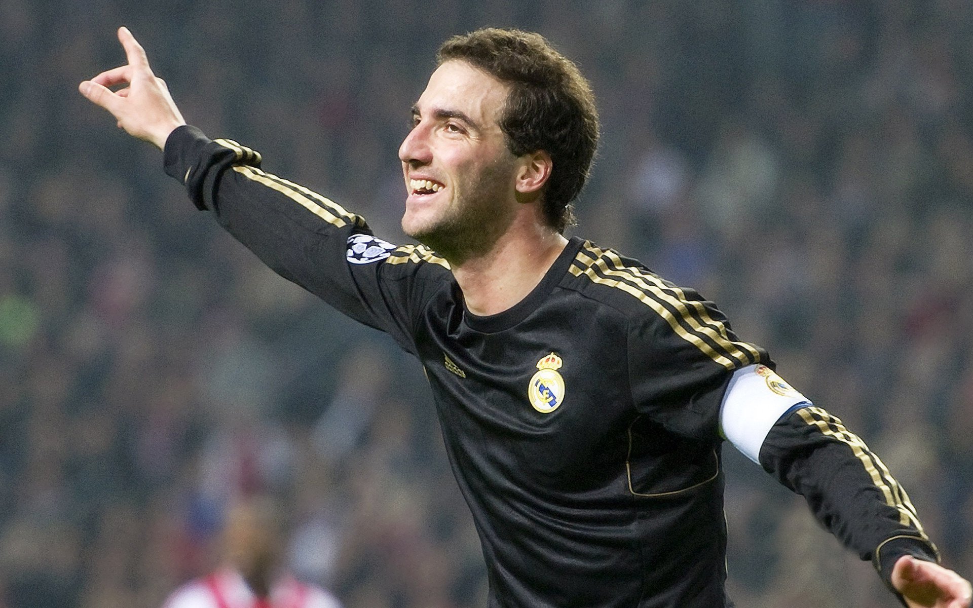 足球最新战报！美国队迎战阿根廷队，豪门翻车，赛后引发巨大争议